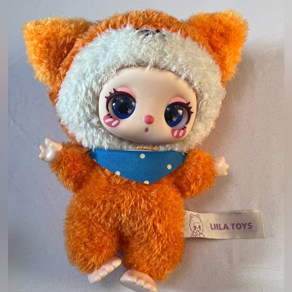 Liila Zoo - lucky cat version - vinyl face pendant- orange fox